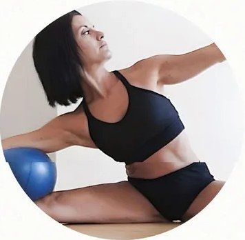 Tina Sinatra durante un esercizio con la soft ball