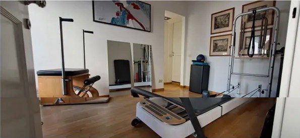 La sala dello studio con Reformer, Wunda Chair e Cadillac