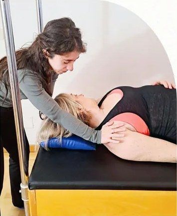 Trattamento Shiatsu su una cliente sdraiata sul Cadillac