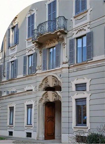 Facciata del palazzo d'epoca in Via Boschetti 6 a Milano, sede dello studio